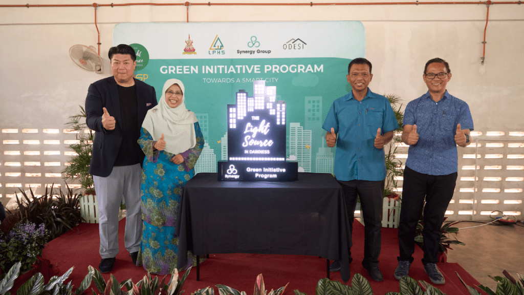 黄文辉（左一）早前飞到马来西亚，与掌管雪兰莪州住房政策的议员 Rodziah Ismail（左二） 出席绿色节能活动。