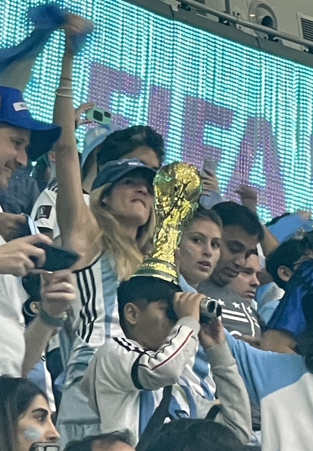 有阿根廷小球迷提早高举大力神杯。
