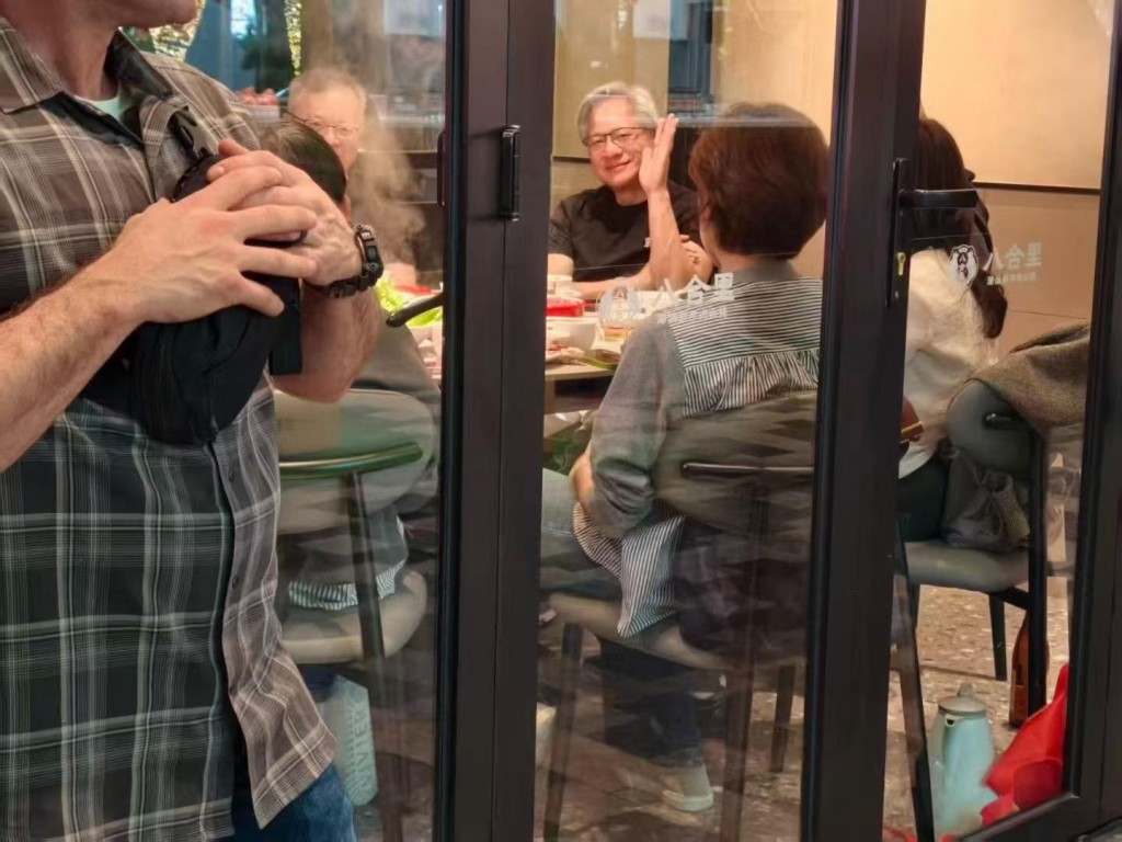 黃仁勳27日晚在深圳福田與朋友吃潮汕牛肉火鍋。抖音@21筆畫（迎財神）