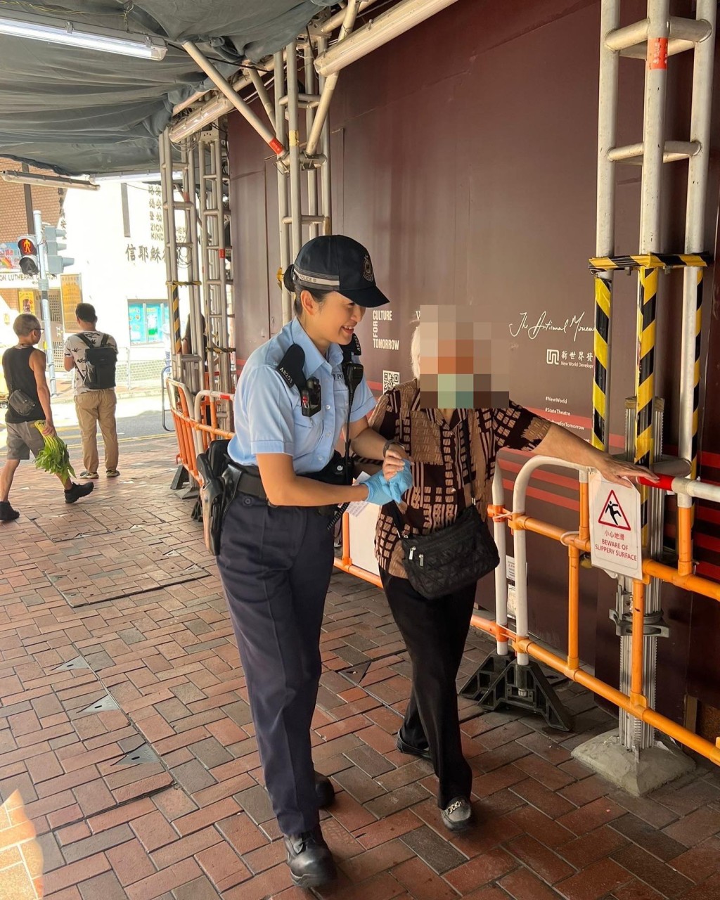 炮台山一名婆婆落街购物迷路，警方协助婆婆返回安老院。东区警区FB