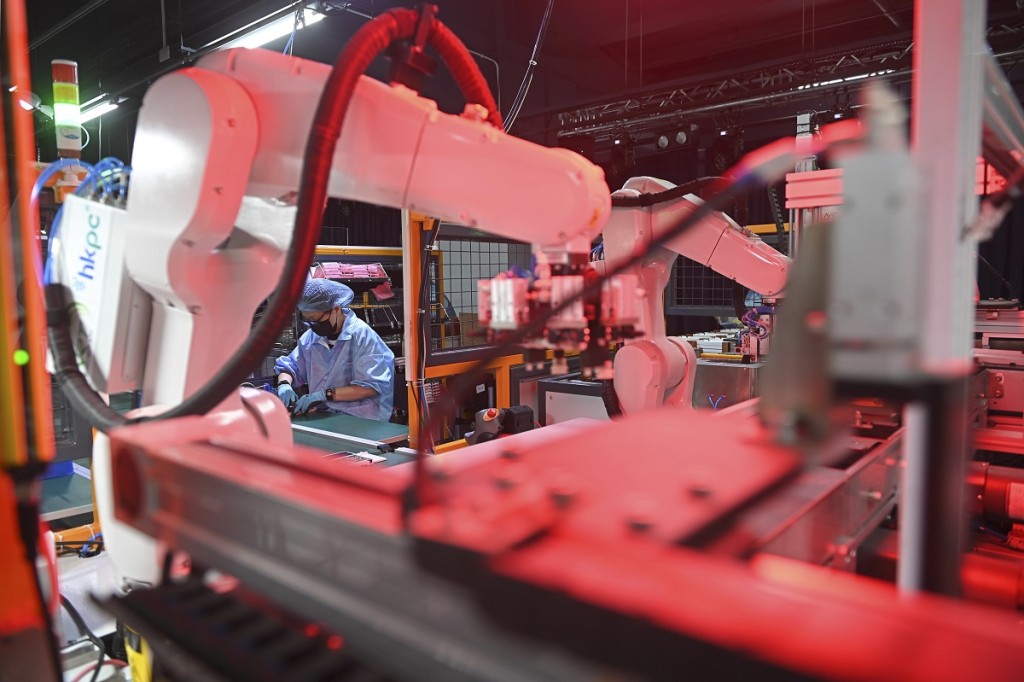 工場設置12部機械人並配備一系列自主研發的客制化機電自動化裝置。