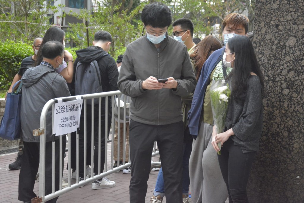 排頭位的王小姐和劉先生,於下午4時到達現場。