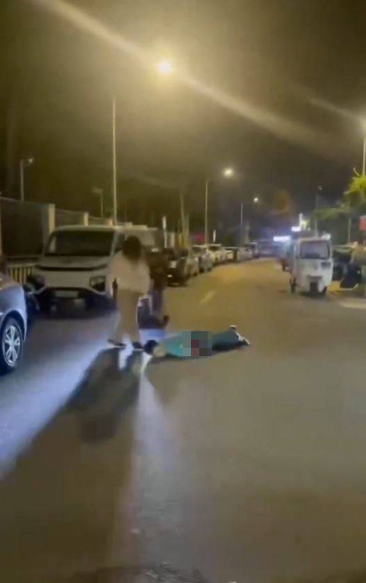 快遞員染血倒地後仍遭人狂踢猛踩頭部，但無人阻止。Ｘ