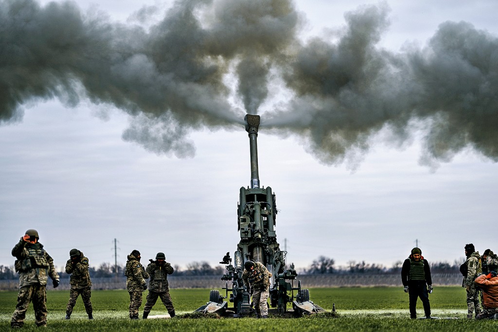 烏克蘭士兵在南部發射美國供應的M777榴彈炮。 烏克蘭士兵在南部發射美國供應的M777榴彈炮。