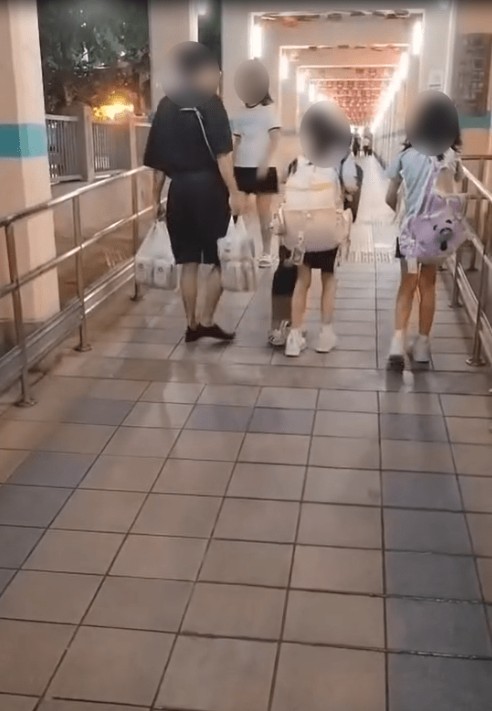 父親接走女童其中一袋啤酒後,就一同離去。(Threads影片截圖) 父親接走女童其中一袋啤酒後,就一同離去。(Threads影片截圖)