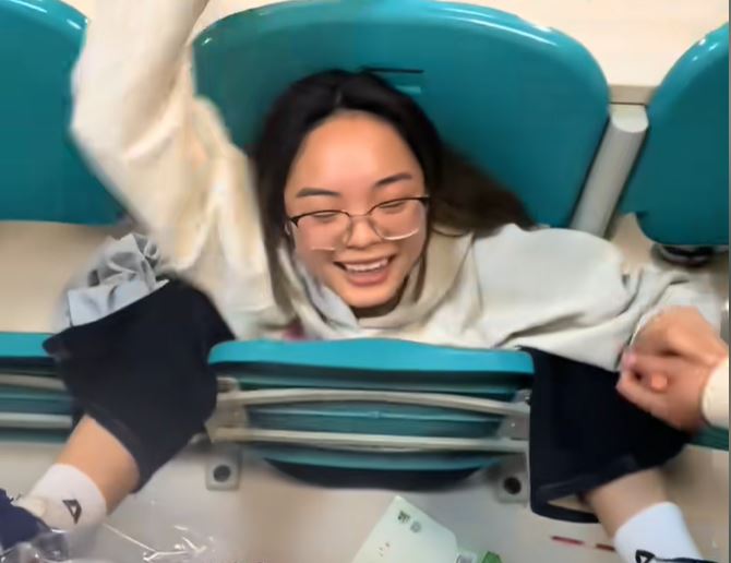 内地不时发生学生被上翻椅夹实的意外。抖音