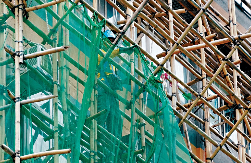 伍新華指優先供應棚網給即將完工的承建商，有助他們趕及農曆新年前完成工程，並拆卸棚架。