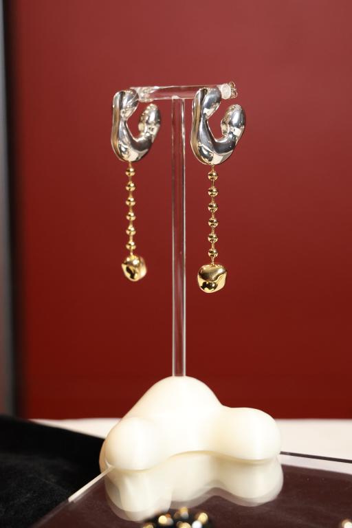 二人最難忘的作品就是這款Glar with Drop耳環，它之前一度是「戴不上的耳飾」，