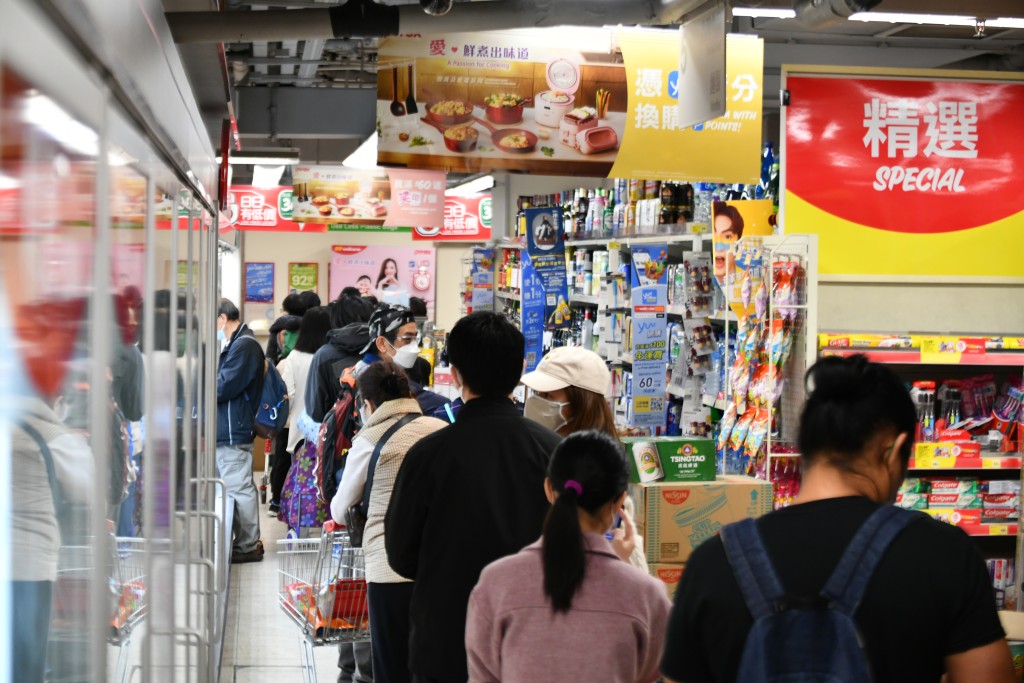 有傳政府將於全民檢測期間實行「禁足」，超市現搶購潮。資料圖片