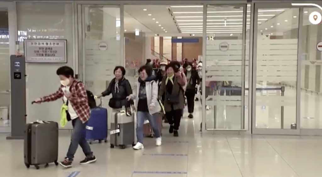一架載着200名南韓國民的專機飛抵南韓機場。路透社