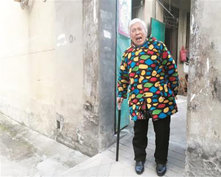 妻子每日在家的附近大叫尋人。