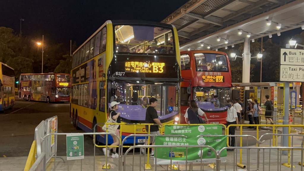 在深圳灣管制站，不少一家大小拖著行李抵港。楊偉亨攝