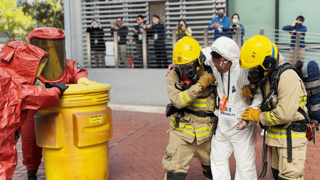 跨部门今日于香港科学园演习模拟生化核辐射泄漏。警方提供