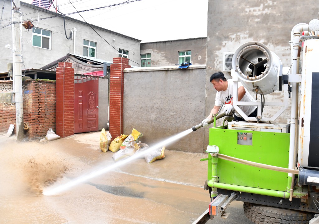 涿州一名村官在防汛救灾一线连续工作5天4夜。