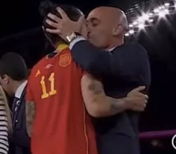 西班牙足总主席卢比亚利斯上周日在世杯冠军颁奖仪式上，亲吻球员靴莫素的嘴唇。资料图片