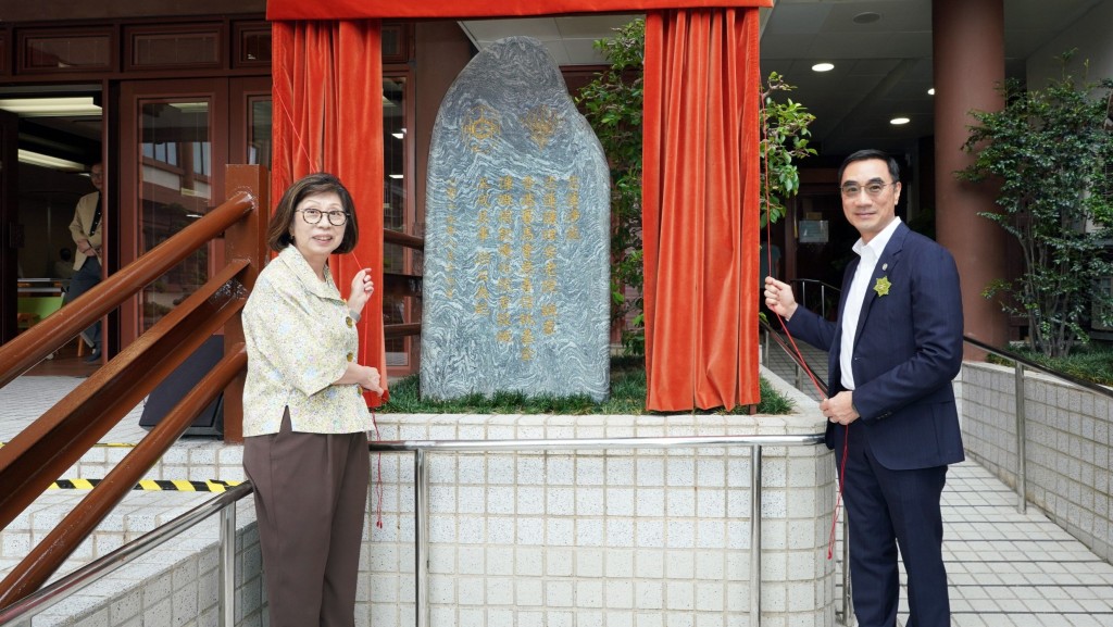 香港賽馬會主席利子厚（右）及志蓮安老服務委員會主席謝秀玲（左）主持志蓮護理安老院紀念碑揭幕儀式，標誌著院舍的設施優化工程順利完工。