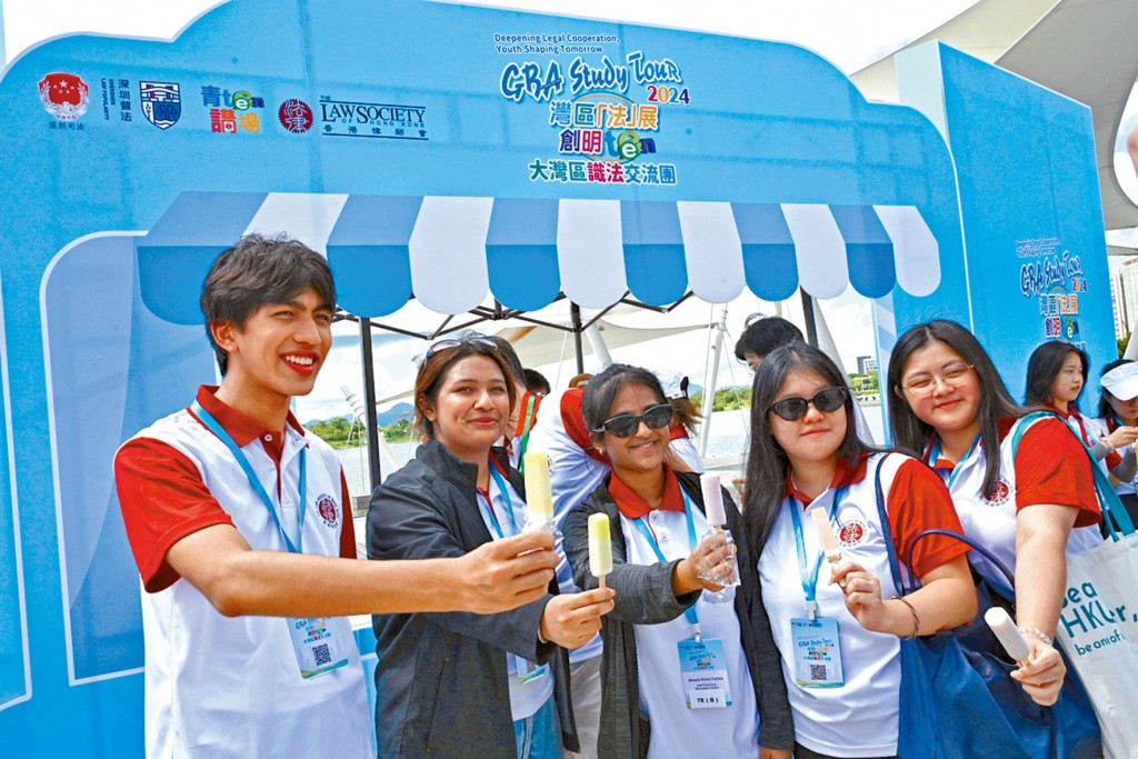 现场气氛和仲夏气温一样炽热,律师会为同学准备冰凉雪条降温。