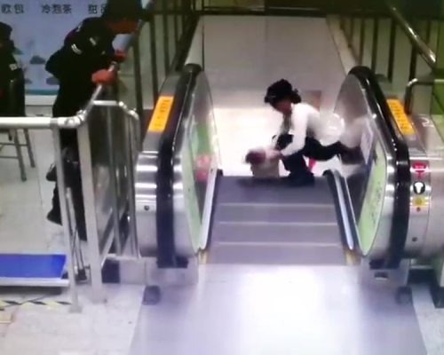 男童差1秒就要從電梯滑下，地鐵女站務員飛身救起。（網圖）