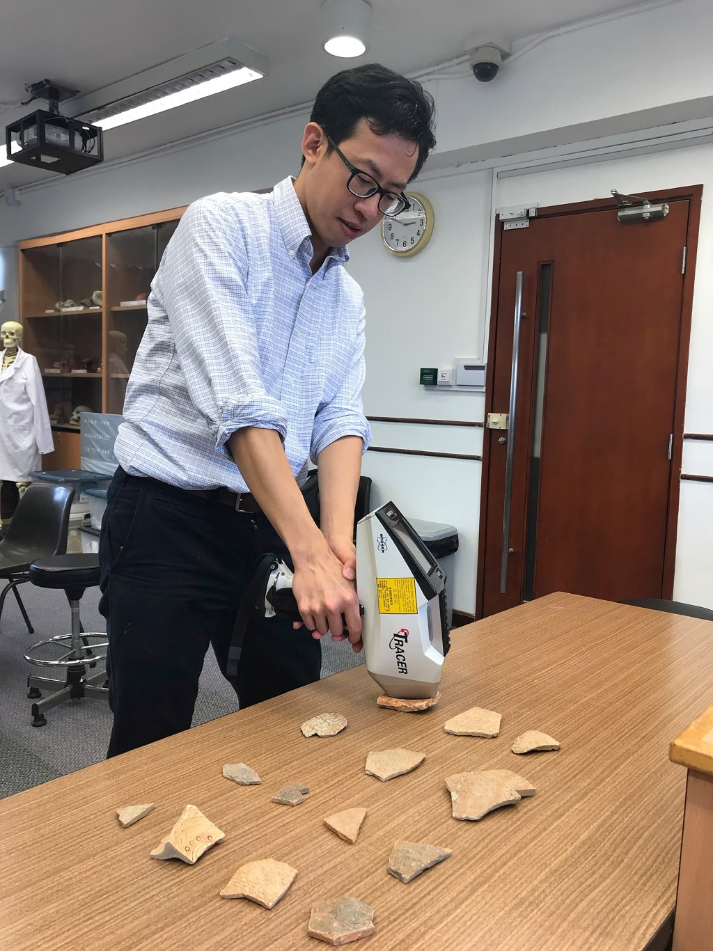林永昌教授運用便攜式X射線熒光分析儀（Portable XRF）對考古材料進行檢測與分析，這是本項目採用的重要研究技術之一。中大提供