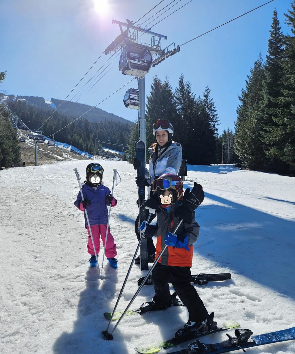鍾嘉欣帶大女Kelly及兒子Jared去滑雪。