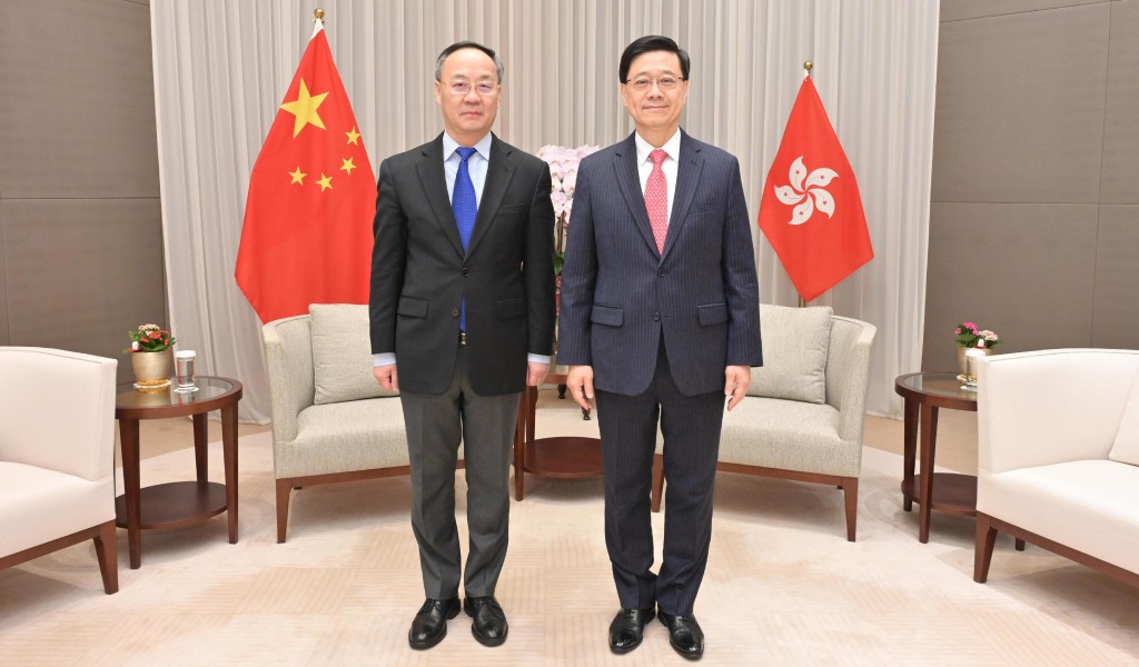行政長官李家超(右)今日與國家金融監督管理總局局長李雲澤(左)會面。