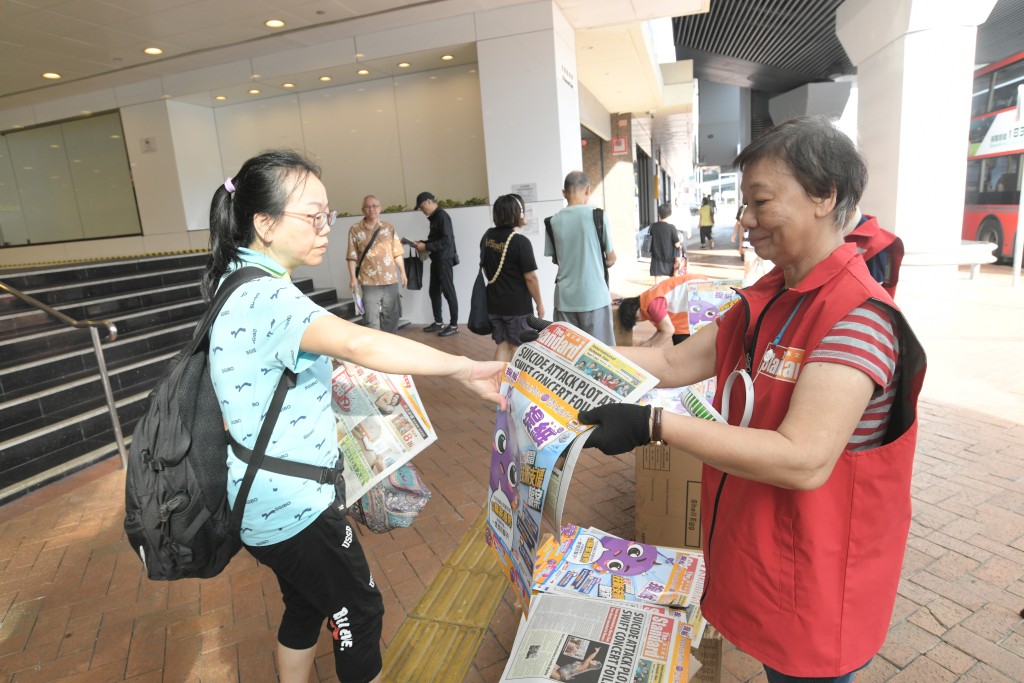 市民踴躍取閱附送《提紙》的免費報紙。