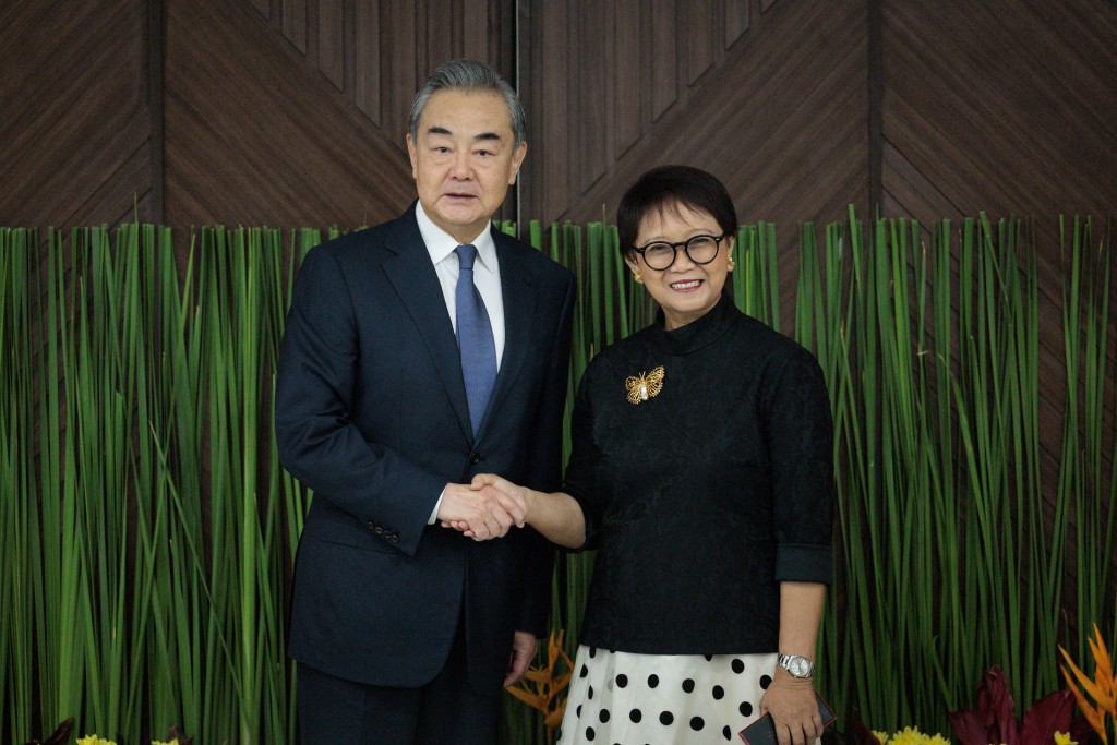 外交部长王毅与印尼外交部长蕾特诺在印尼首都雅加达举行记者会