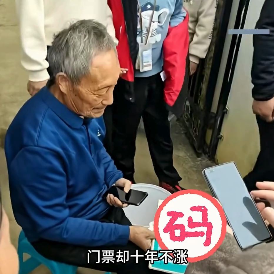 「最寒酸動物園」只有一條泥路通外界，網上爆紅後遊客不絕。抖音@小五動物園