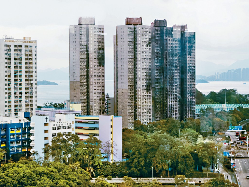 中華基督教會馮梁結紀念中學與宏福苑鄰近，不少考生稱宏福苑大火一度影響備試心情。