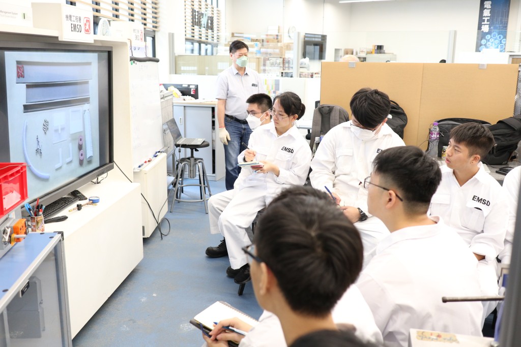 到各政府部门实习前，见习工程师需进行工场实务训练，学习工程设备安装等相关知识。