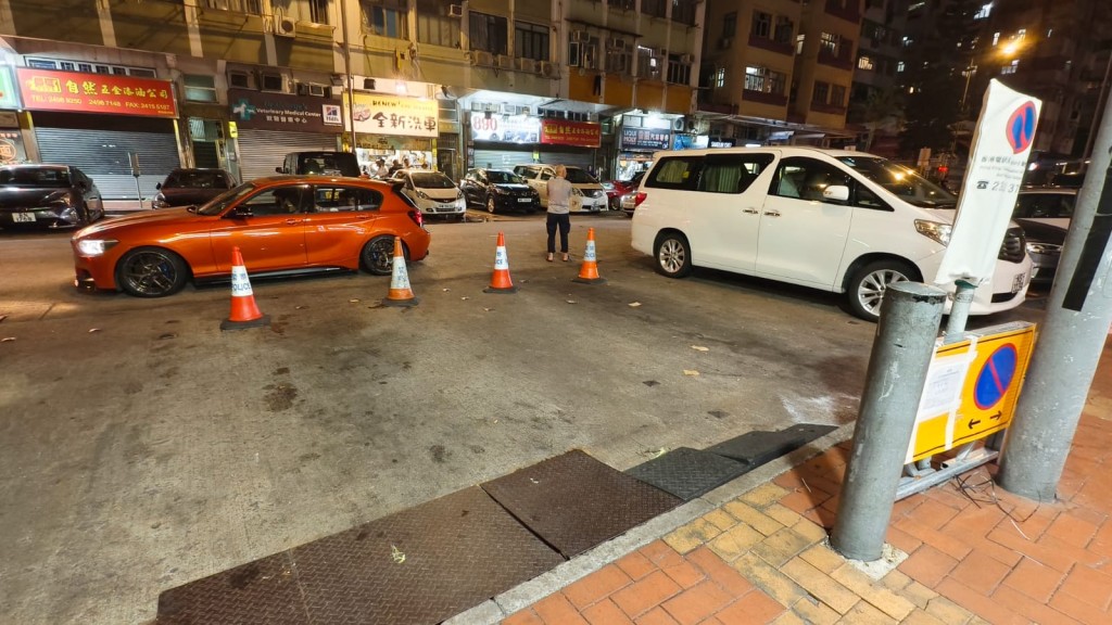 車房對外的咪錶位現時已停用。 車房對外的咪錶位現時已停用。