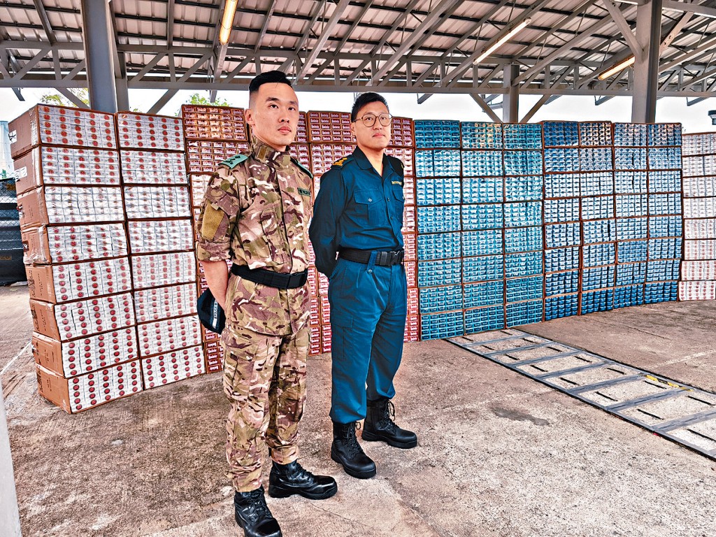 水警與海關展示檢獲的大批懷疑私煙。