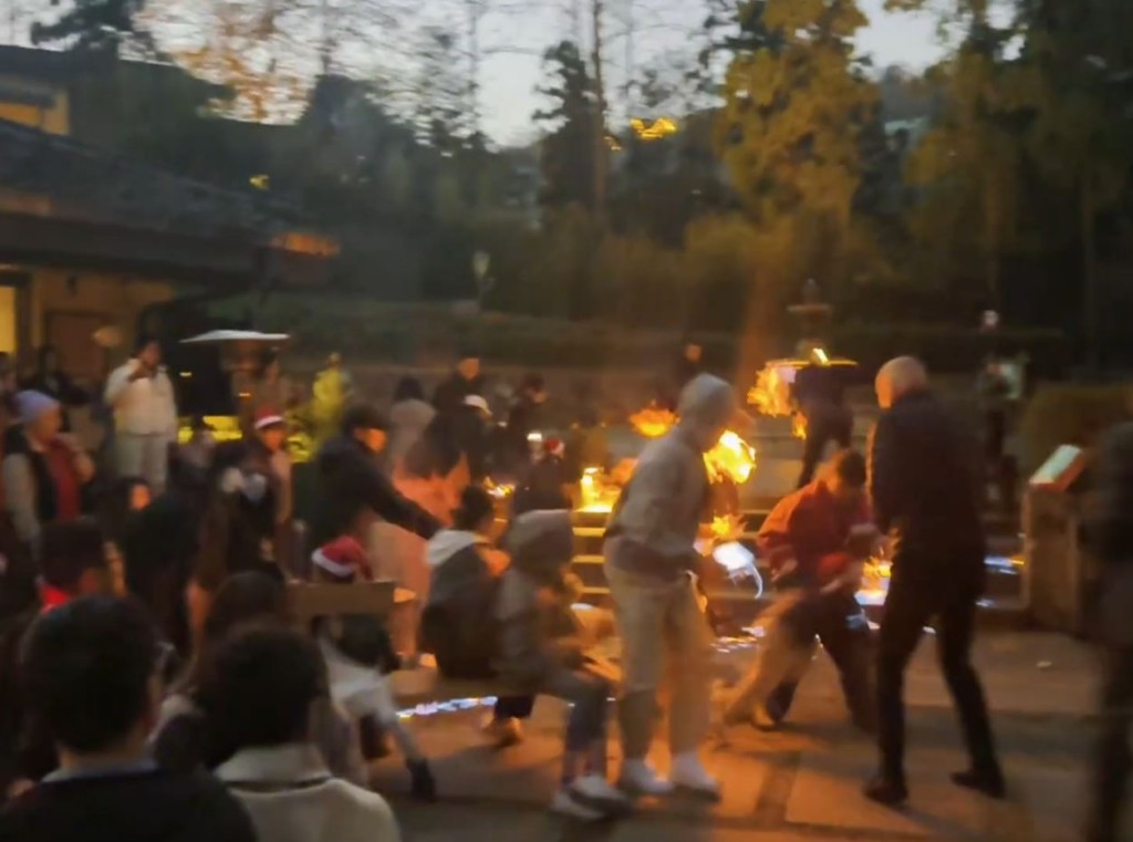 聖誕點火期間疑有人倒入酒精，導致3遊客變火人。抖音@Miss菲