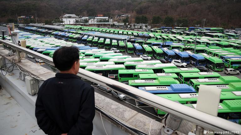 首爾市區巴士工會與資方薪酬談判破裂，巴士司機周二起發起無限期罷工。路透社