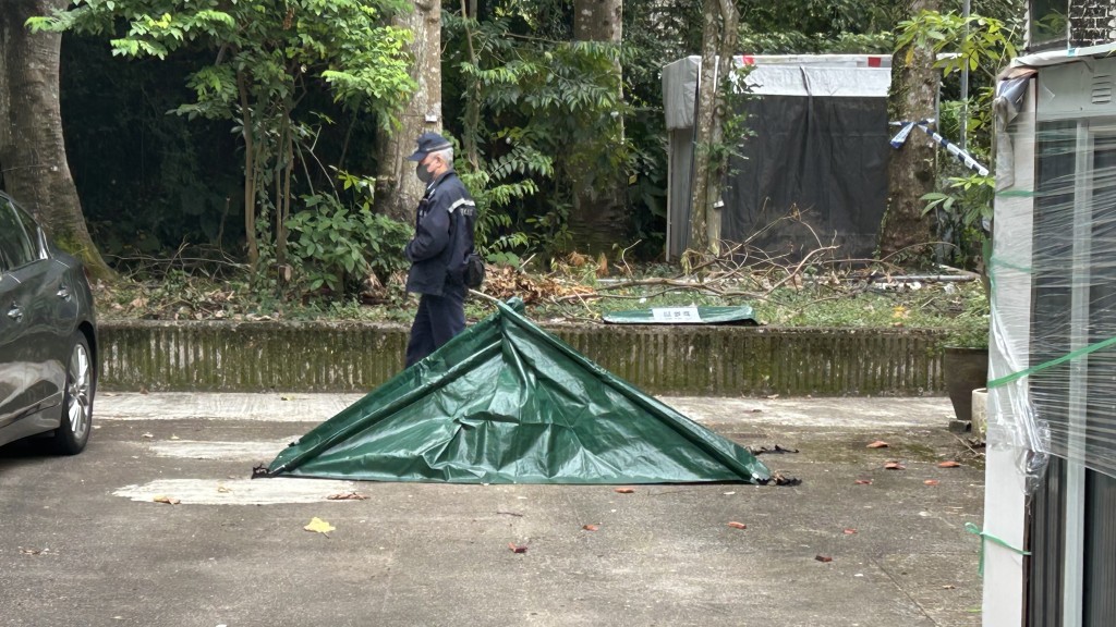 警員用帳篷遮蔽遺體。 警員用帳篷遮蔽遺體。