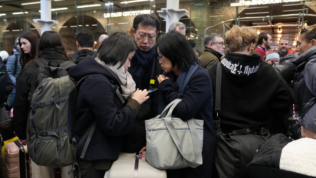 Eurostar因供電問題停駛乘，乘客紛紛查資訊和更新安排。 路透社