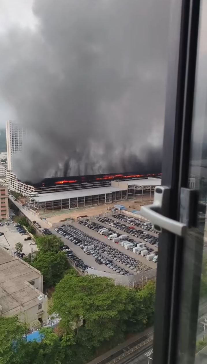 深圳比亚迪坪山工厂大火，浓烟冲天。抖音＠颜清丹