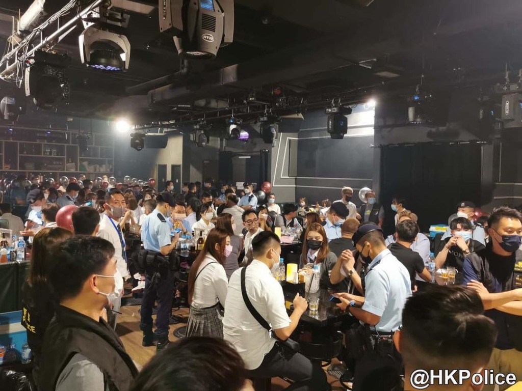 警員檢查酒吧客人的疫苗通行證。 香港警察Facebook