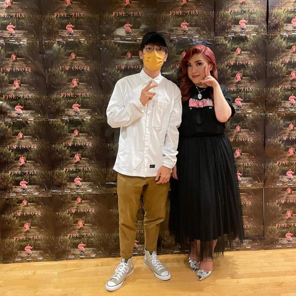 家謙同Serrini終於正經影張合照。