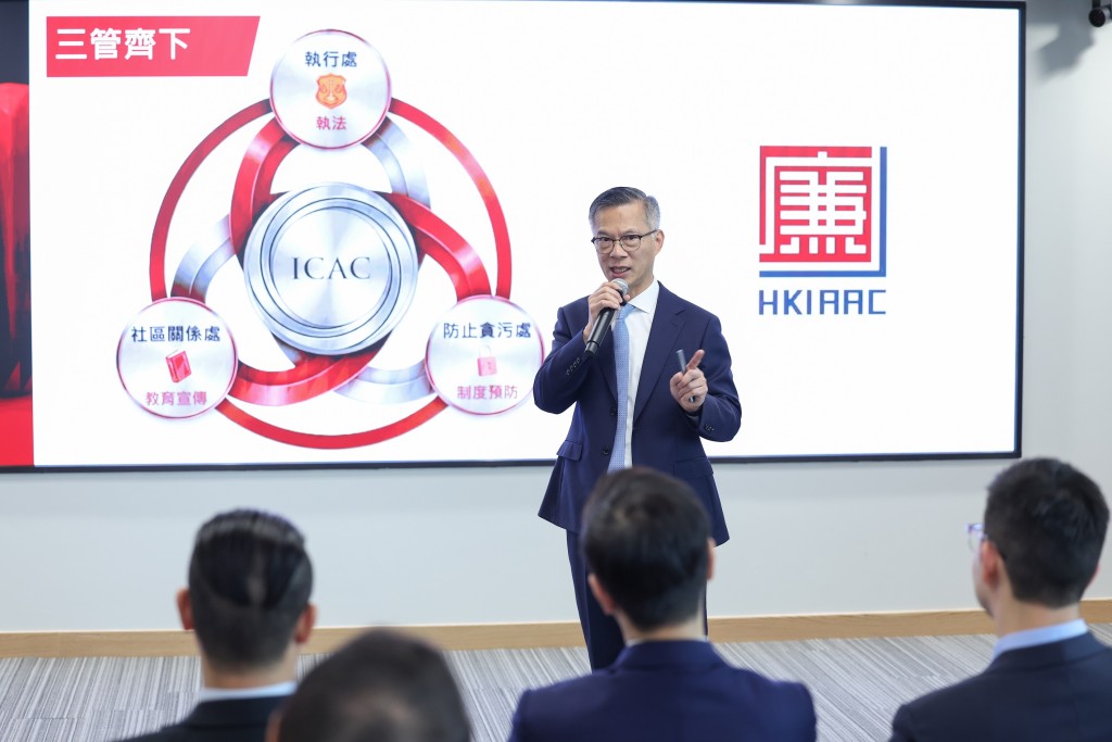 副廉政專員兼執行處首長丘樹春向議員講解反貪執法工作和挑戰。廉署圖片 副廉政專員兼執行處首長丘樹春向議員講解反貪執法工作和挑戰。廉署圖片