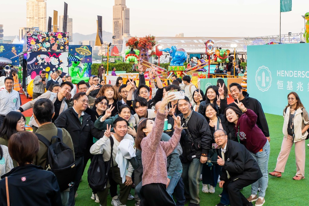 恒基地產50周年，與員工慶祝。