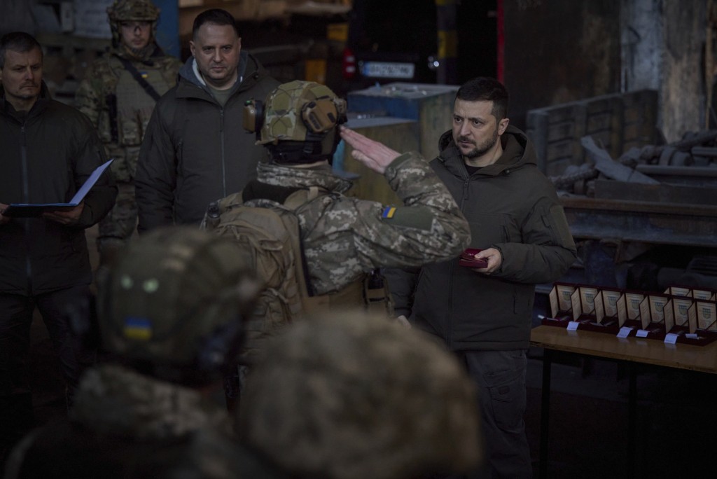 泽连斯基赞扬当地士兵是保护整个乌克兰的英雄。AP