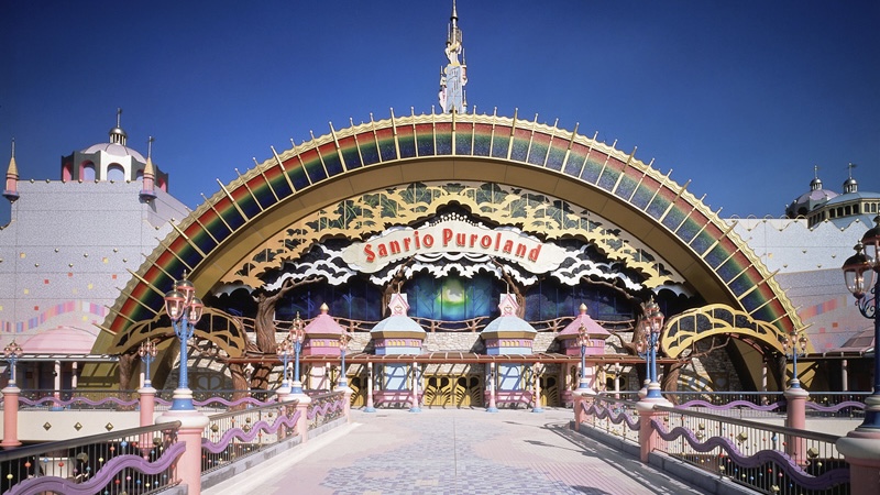 三麗鷗彩虹樂園（Sanrio Puroland）位於東京都多摩市。 官方SNS
