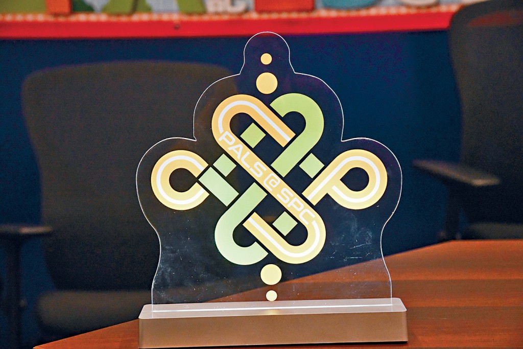 耆樂警訊推出「PALS@SPC」新標誌，其設計參考中國傳統吉祥結的造型，「SPC」3個英文字母亦巧妙地融入於標誌中。