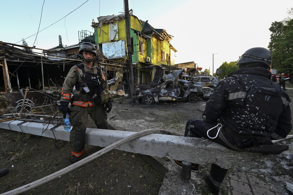 烏克蘭緊急部門前往遇襲現場。（路透社）