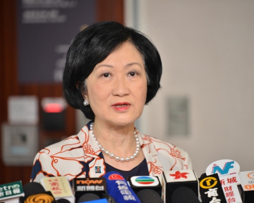 葉劉淑儀指，大批示威者企圖衝入立法會，警方迫不得己使用適當的武力。