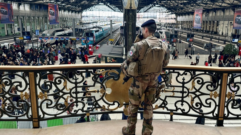 巴黎里昂车站（Gare de Lyon）发生随机持刀攻击后，士兵到场巡逻。 路透社