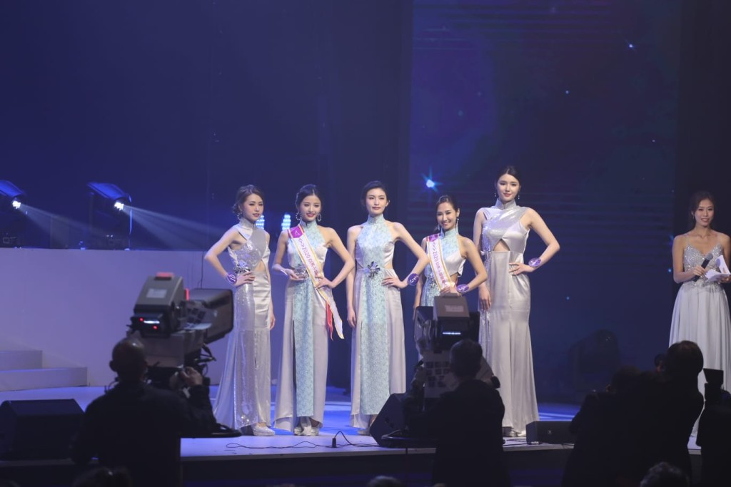 五強等待宣佈賽果。