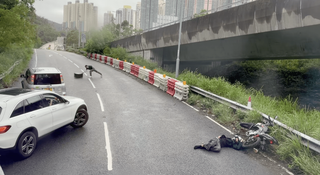 期間,私家車司機協助搬開路中疑似電單車的後尾箱,讓其他車輛順利經過。 期間,私家車司機協助搬開路中疑似電單車的後尾箱,讓其他車輛順利經過。