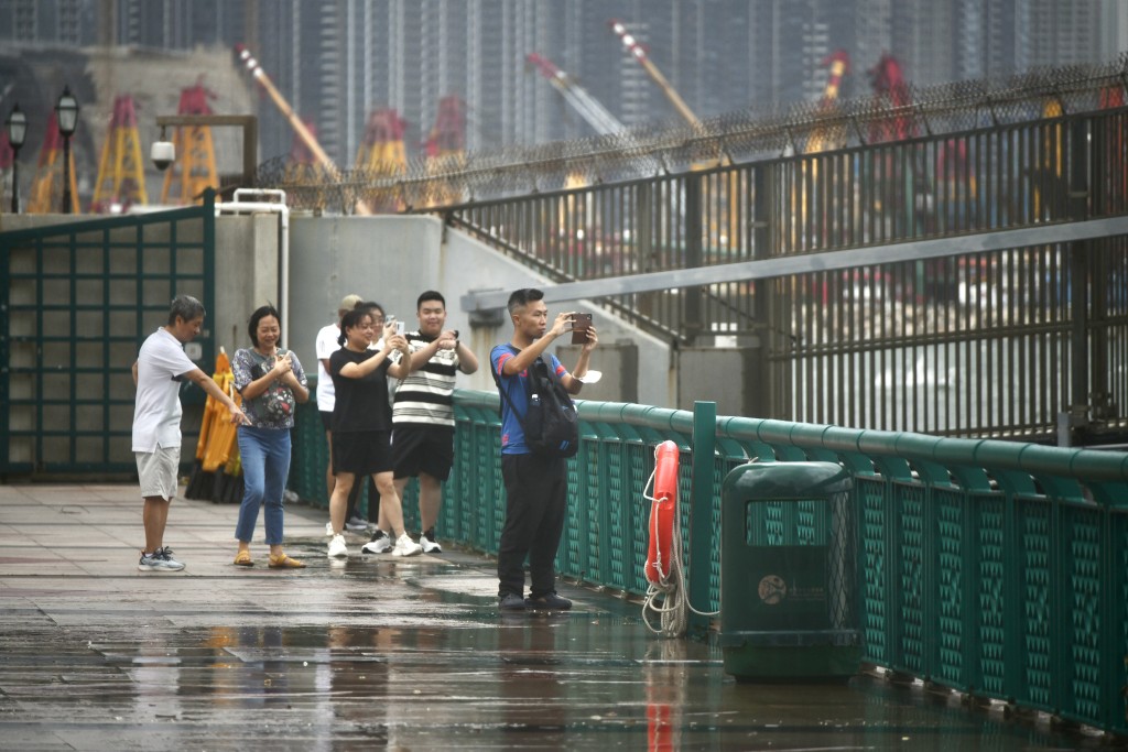 颱風泰利：8號風球下黃埔花園海傍一帶有市民追風。（盧江球攝）